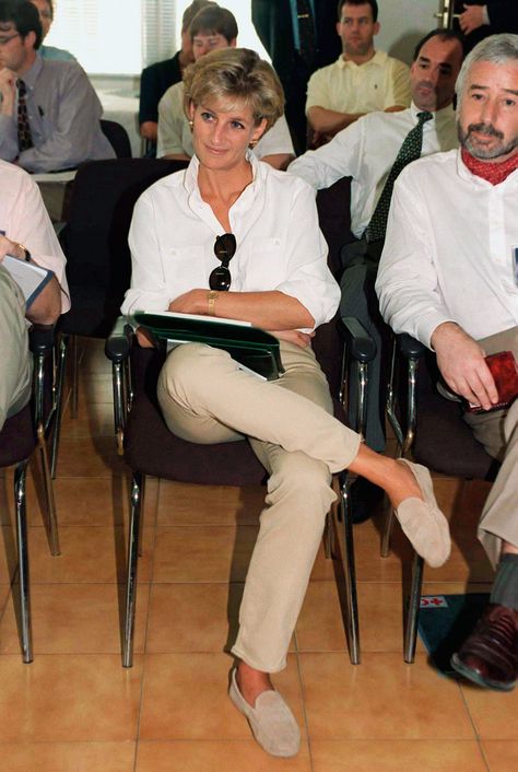 Ivy League Outfit, Queen Diana, Diana Style, Moving Photos, Princess Diana Fashion, Princess Diana Photos, Loafers Outfit, Khaki Trousers, Diana Fashion