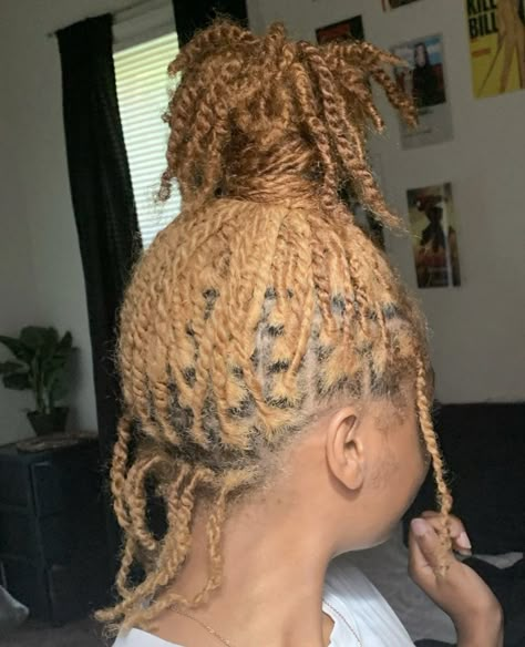 Honey Blonde Starter Locs Black Women, Blonde Starter Locs, Starter Locs Black Women, Blonde Instagram, Loc Hairstyles, Beautiful Dreadlocks, Short Locs Hairstyles, Faux Locs Hairstyles, Starter Locs