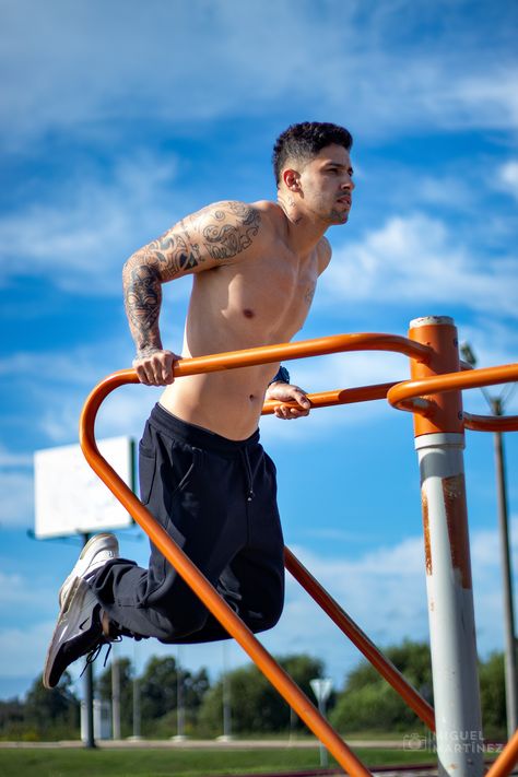 Outdoor Workout Photoshoot, Fitness Photoshoot Men, Photography Male Poses, Calisthenics Photography, Outdoor Fitness Photography, Outdoor Fitness Photoshoot, Mens Fitness Photoshoot, Outdoor Photography Ideas, Beach Exercise