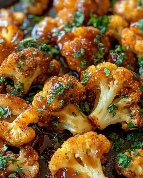 Maple Sriracha Roasted Cauliflower Siracha Recipes, Maple Sriracha, Lobster Cream Sauce, Spicy Roasted Cauliflower, Roasted Veggie Salad, Winter Appetizers, Autumn Recipes Vegetarian, Fall Veggies, Autumn Side Dishes