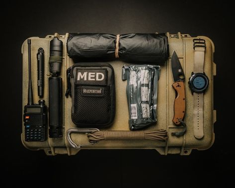 Pack Config on Instagram: “LOADOUT: Light Hike Kit⁠ This is what military photographer Adam (@81mm_media) uses for a like hike. ⁠ –⁠ Blog link in bio⁠ –⁠…” Maxpedition Edc, Cold Weather Tents, Dji Camera, Edc Backpack, Tactical Life, Bushcraft Gear, Survival Bag, Bushcraft Camping, Tactical Bag