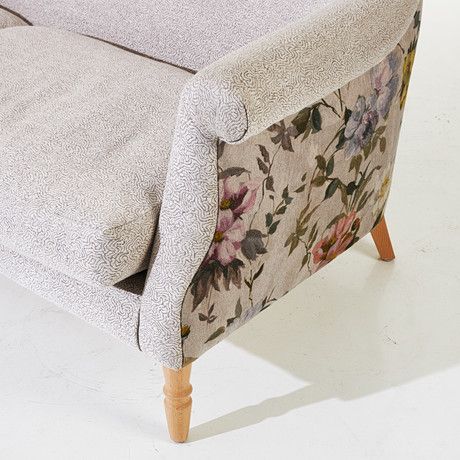 Sofa Upholstery Ideas Fabrics Floral, Printed Fabric Sofa, Pastel Floral Sofa, Small Floral Sofa, Floral Sofa Italian, Floral Tapestry Sofa, Sofa Contemporary, Peaceful Interior, Noi That