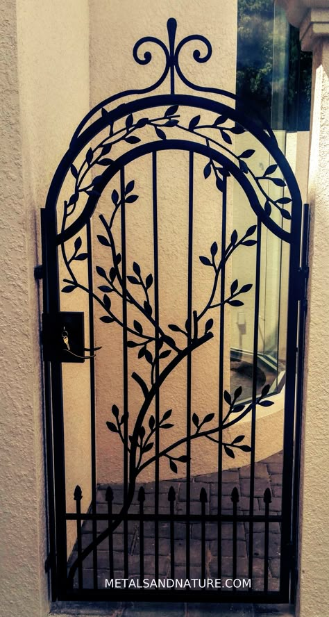 Garden Door Ideas, Ramp House, Custom Iron Gates, Wrought Iron Gate Designs, Iron Pergola, Wrought Iron Garden Gates, Wrought Iron Front Door, Porte In Ferro, Metal Garden Gates