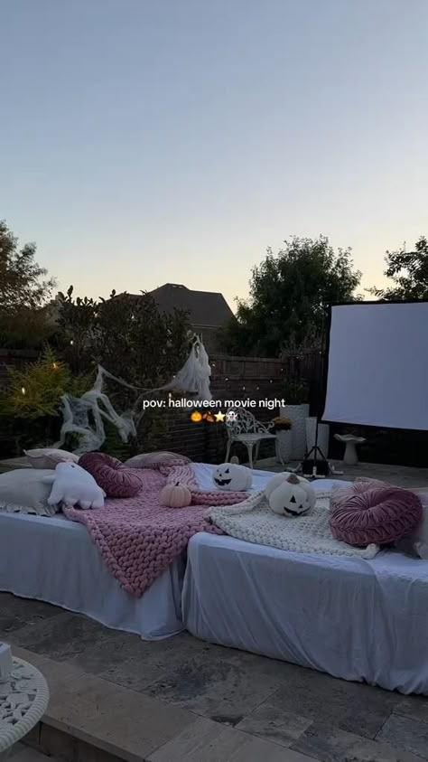 girls night / girls movie night / movie night / halloween night / halloween movie night / halloween party Outdoor Projector Movie Night, Halloween Night At Home, Fall Movie Night Outside, Movie Night Theme Ideas, Spooky Movie Night Outside, Movie Night Ideas Outdoor, Autumn Movie Night, Movie Night Set Up, Fall Outdoor Movie Night Aesthetic