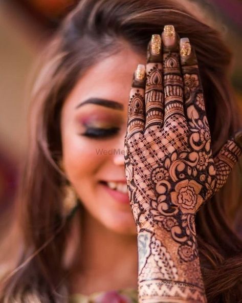 Photo of Intricate mehndi design for back of the hands Mehendi Photoshoot, Indian Wedding Henna, भारतीय दुल्हन संबंधी, Mehendi Photography, Mehndi Function, Indian Wedding Photography Couples, Bridal Henna Designs, Bridal Photography Poses, Indian Wedding Couple Photography