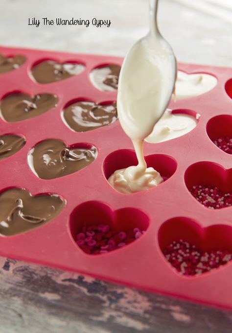 Chocolate Hearts Candy, Cakesicles Ideas, Tårta Design, Valentines Snacks, Valentines Baking, Gourmet Candy, Valentine Desserts, Valentines Day Desserts, Valentines Day Food