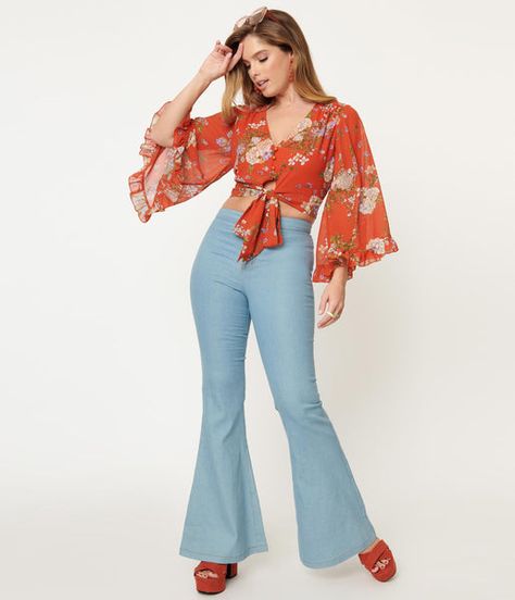 Bell Bottom Outfit Ideas, Outfits 70s Style, 70s Outfits Ideas, 1970s Fashion Women, Denim Shirt Outfit, Bell Bottoms Outfit, Flare Jeans Outfit, Kawaii Clothes Goth, Engagement Photo Outfits Fall