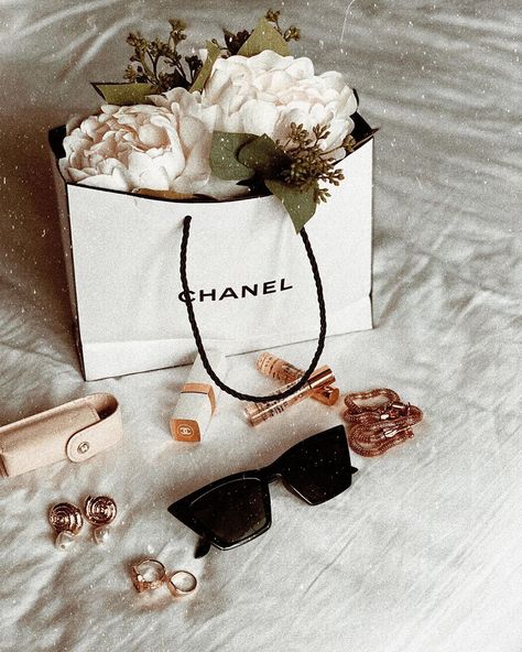 𝑴𝒊𝒔𝒔 𝑪𝒂𝒑𝒓𝒊𝒄𝒐𝒓𝒏 on Instagram: ““A woman should wear perfume wherever she wants to be kissed”-Coco Chanel. . . . . . . . #aesthetics #cocochanel #cocochanelquotes #vintage…” Chanel Aesthetic Vintage, Coco Chanel Aesthetic, Chanel Makeup Looks, Signature Perfume, Makeup Themes, Chanel Aesthetic, Coco Chanel Quotes, Purple Bottle, Popular Perfumes