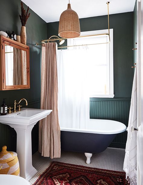 Bathroom Dark, Office Green, Bathroom Green, Architecture Renovation, Timeless Bathroom, Bathroom Idea, Clawfoot Tub, Green Bathroom, Traditional Bathroom