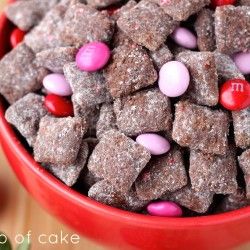 Chocolate Strawberry Puppy Chow Puppy Chow Chex Mix Recipe, Chex Mix Puppy Chow, Puppy Chow Recipes, Chex Mix Recipes, Strawberry Cake Mix, Muddy Buddies, Snack Mix Recipes, Mix Recipes, Puppy Chow