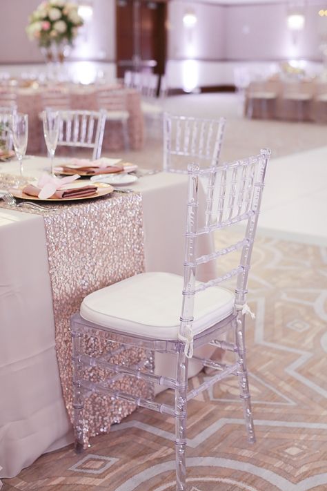 Clear Chiavari Chairs, Wedding Reception Chairs, Table Transparente, Chivari Chairs, Tiffany Chair, Clear Chairs, Bath Table, Acrylic Chair, Sequin Table