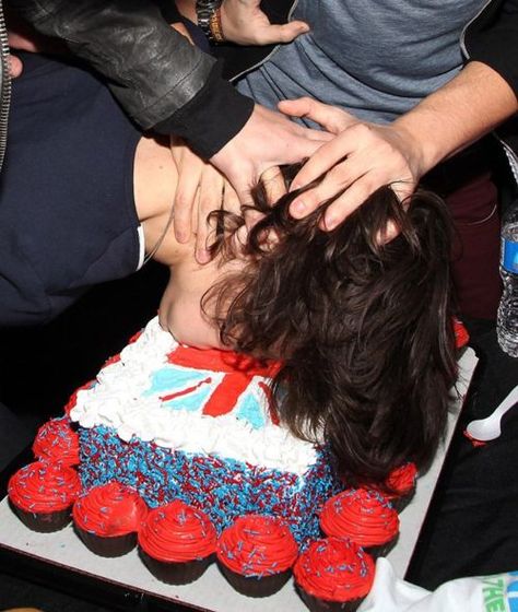 Hazza getting his face shoved in a cake... I would totally eat that cake afterwards.... And then be all like, Can I like your face? I'm such a creeper :3 One Direction <3 Harry Styles 2011, Harry Styles Birthday, Five Guys, British Boys, Harry Styles Pictures, One Direction Pictures, I Love One Direction, King Of My Heart, Harry Edward Styles