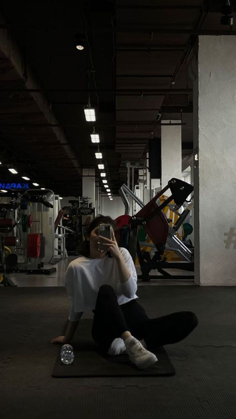 Girl In Gym Aesthetic, Girls Gym Aesthetic, Gym Life Aesthetic, Gym Photos Aesthetic, Gym Photo Ideas, Gym Poses Women, Gym Pictures Ideas, Workout Girl Aesthetic, Gym Story