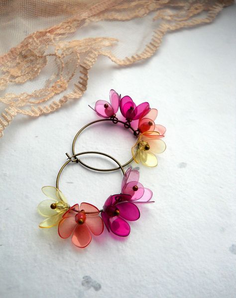 Plastic bottle flower hoops Bottle Flowers, Spring Magic, Plastic Bottle Flowers, Plastic Bottle Art, Bijoux Fil Aluminium, Bottle Jewelry, Plastic Bottle Crafts, Floral Jewelry, Plastic Crafts