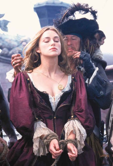 Elizabeth Swann's dress from the  "Dinner with Barbosa" scene in Pirates of the Caribbean Elizabeth Swann Costume, Elisabeth Swan, Hector Barbossa, Kiera Knightly, Kaptan Jack Sparrow, Elizabeth Swann, Keira Knightly, Michelle Dockery, Hallowen Costume