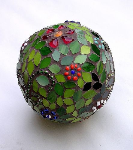 Flower garden sphere by stiglice - Judit, via Flickr Bowling Ball Garden, Mosaic Bowling Ball, Bowling Ball Art, Garden Spheres, Garden Globes, Garden Balls, Mosaic Garden Art, Mosaic Madness, Mosaic Stained