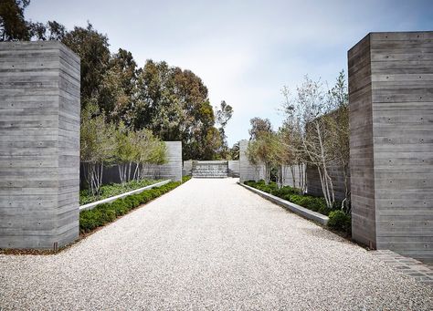 A Modern Malibu Abode Modern Driveway, Malibu Mansion, Malibu Homes, Stone Driveway, Malibu Home, Driveway Entrance, Modern Entrance, Driveway Landscaping, Modern Landscape Design