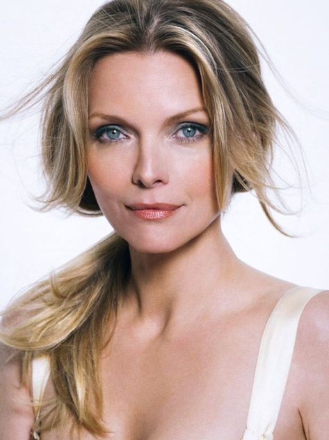 A lovely lady who proves that bone structure and Inner beauty matters more than age. Older Actresses, Michelle Pfeiffer, Actrices Hollywood, Celebrity Portraits, Famous Women, Michelle Obama, Classic Beauty, Gilmore Girls, American Actress