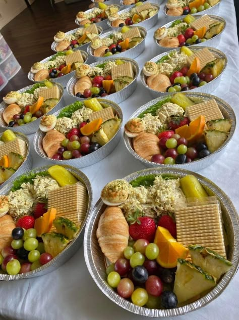 Picnic Tray Ideas, Beach Vacation Lunch Ideas, Beach Vacation Dinners, Quick Beach Meals, Mexican Picnic Food Ideas, Outdoor Snack Ideas, Plate Sale Ideas Food, Charcuterie To Go Ideas, Cookout Plate