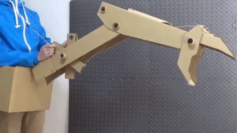 Guy Makes Oversized Novelty Weapons from Old Amazon Boxes «TwistedSifter Robotic Arm Diy, Amazon Boxes, Cardboard Creations, Amazon Box, Big Robots, Robotic Arm, Simple Craft, Monster Hunter World, Diy Cardboard