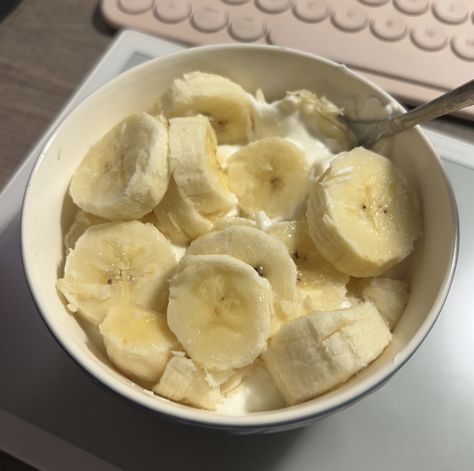 Janet Webber, Banana Yogurt Bowl, Banana Yogurt, Full Day Of Eating, Day Of Eating, Yogurt Bowl, Breakfast Ideas, Meal Ideas, Healthy Breakfast