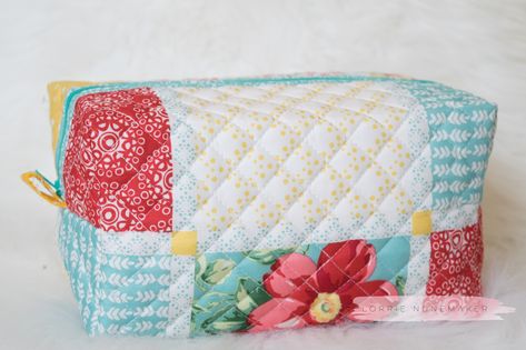 This, by far... has been one my most popular video tutorials and, probably one of the easiest! This is a Box Zipper Pouch made from a Pioneer Woman Placemat from Walmart!  Not even joking! These are really practical.  They are the perfect size for cosmetics, traveling toiletries and even craft projects. The best part... the… Pouch Tutorial, Beginner Sewing Projects Easy, Leftover Fabric, Fabric Baskets, Sewing Projects For Beginners, Sewing Skills, Love Sewing, Pioneer Woman, Sewing Tips