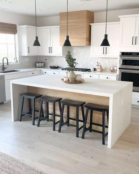 Kitchen Island Back, White Oak Kitchen Cabinets, White Oak Kitchen, Ideas Cocina, Kitchen 2024, Oak Kitchen Cabinets, Kitchen Island Decor, New House - Kitchen, Island Decor