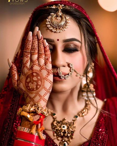 The Most Trendy Smokey Eye Makeup Looks For Brides-To-Be Bride Swag, Bridal Smokey Eye Makeup, Black Smokey Eye Makeup, Smokey Eye Makeup Look, Indian Bride Makeup, Bridal Makeup Images, Bridal Eye Makeup, Bridal Photography Poses, Indian Bridal Photos