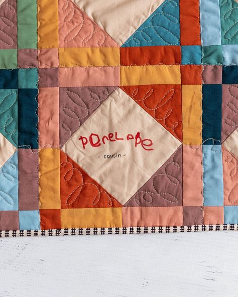 In this scrap-friendly tutorial from suzyquilts.com, you’ll learn how to create a signature block that can be used to make a pillow, quilt, or other project. The signature block features a light-colored center square where you (or others!) can sign and/or write directly onto the fabric. Quilt Squares Ideas, Quilt Board, Pillow Quilt, Suzy Quilts, Make A Pillow, Quilt Pillow, Quilting Videos, Quilt Square, Signature Quilts