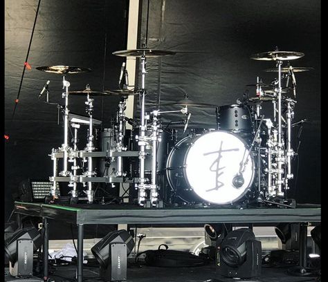 Drums Wallpaper, Drums Studio, Guitar Drawing, Drum Sets, Engine Room, Drum Kit, Snare Drum, Drummers, Drum Kits