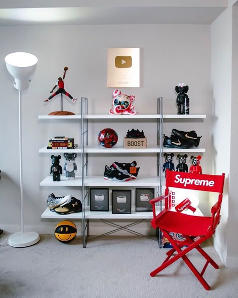 Hypebeast Office, Bearbrick Interior, Hypebeast Room Ideas, Sneakerhead Bedroom, Black Room Decor, Sneakerhead Room, Mens Bedroom Decor, Hypebeast Room, Medicom Toy