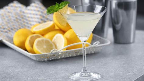 Perfecting the Gin Lemon Drop Martini Gin Lemon, Lemon Drop Martini, Classic Martini, Flavored Drinks, Lemon Drop, Fresh Lemon Juice, Simple Syrup, Cocktail Recipes, Martini