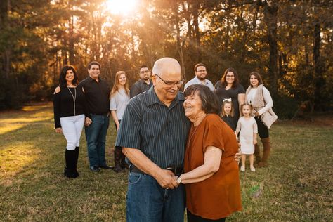 Family Photography with Older Children | Poses For Big Family Pictures, Big Group Family Photos, Family Group Photo Ideas, Adult Family Photo Shoot Ideas, Multi Generation Family Pictures, Large Family Photo Poses, Grandparents Photoshoot, Group Family Pictures, Adult Family Poses