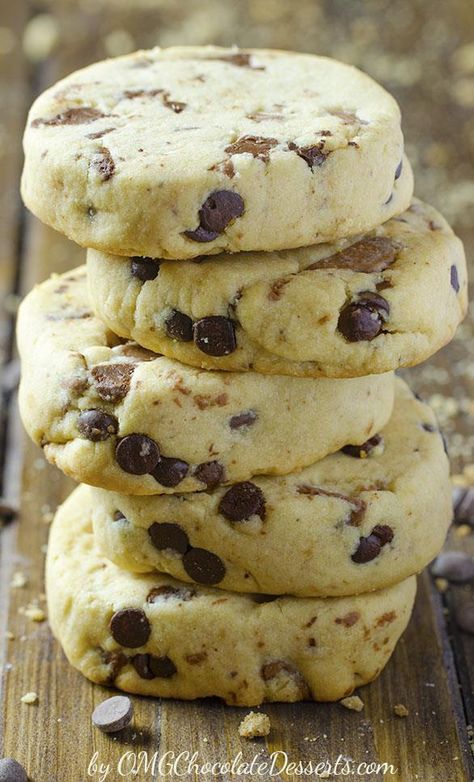 How many recipes I try, from time to time, I go back to the beautiful Peanut Butter Chocolate Chip Shortbread Cookies. For me and my family, this is one of the tastiest cookies recipes ever. Try them even once and you will understand what I'm talking about. Easy Shortbread Cookie Recipe, Shortbread Chocolate, Chocolate Chip Shortbread, Chocolate Chip Shortbread Cookies, Shortbread Cookies Easy, Super Cookies, Shortbread Cookie Recipe, Peanut Butter Chocolate Chip, Peanut Butter Chocolate