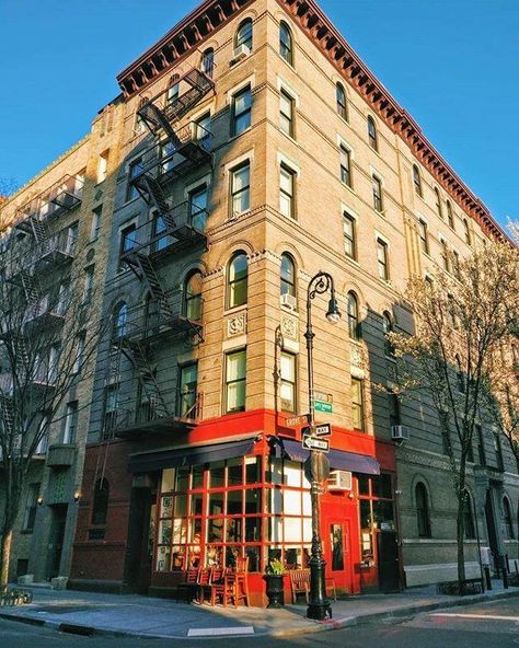 Friend ‘s building Friends Tv Show Apartment, Corner Street, Friends Apartment, Friends Youtube, Friends Moments, Ireland Vacation, Friends Series, New York Aesthetic, Friends Wallpaper