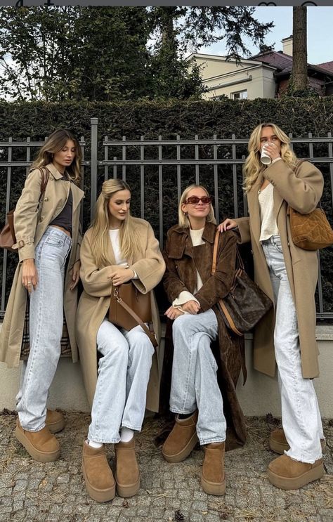 Suede Bag Outfit, Ugg Mini Platform, Outfit Trench, Platform Outfit, Camel Outfit, September Outfits, Japan Outfits, Trench Coat Fall, Comfy Fall Outfits