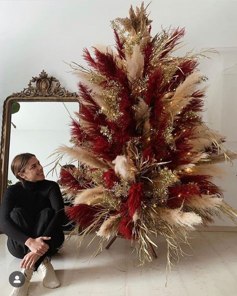 Pampas Christmas Tree, Pampas Grass Christmas, Pampas Christmas, Company Instagram, Christmas Tree Inspo, Decoration Vitrine, Elegant Christmas Trees, Christmas Tree Inspiration, Wedding Company