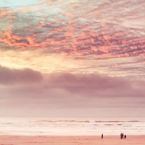 Sunset Clouds. Totally amazing sky in this shot. The clouds have a great texture to them. Check out my Lightroom blog for before & after shots Sky Phenomenon, Sea Gif, Su Pearl, Sky With Clouds, Clouds In The Sky, Blue Clouds, Pink Clouds, To Infinity And Beyond, Pink Sky