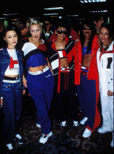 Fashion Show 90s, Kidada Jones, China Chow, Tommy Hilfiger Outfits, Aaliyah Outfits, Tommy Hilfiger 90s, Gwen Stefani Style, Aaliyah Style, Aaliyah Haughton