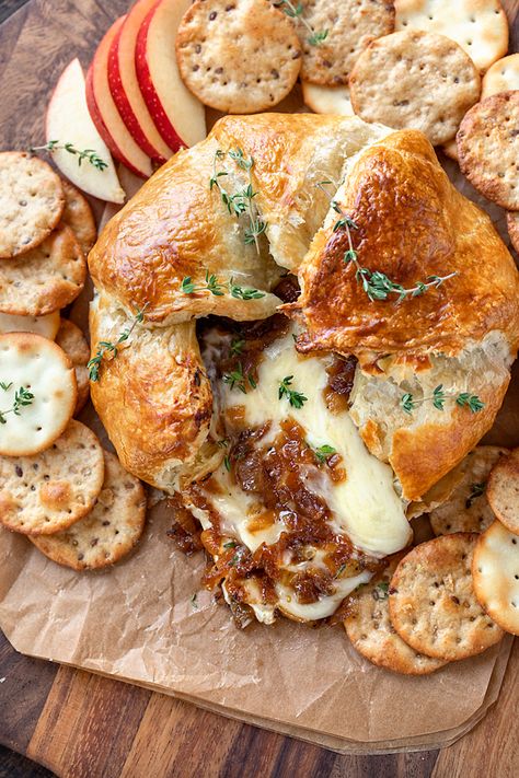 Brie Cheese With Caramelized Onions, Fall Brie Recipes, Rustic Baking, Onion Appetizers, Pastry Making, Baked Brie Recipes, Brie Recipes, Baked Brie, Unhealthy Food