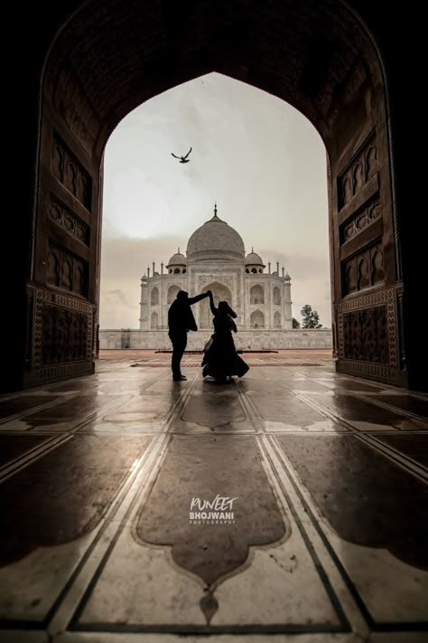 Taj Mahal Poses, Taj Mahal Outfit Ideas, Taj Mahal Photoshoot, Tac Mahal, Pre Wedding Photoshoot Props, Prewedding Shoot, Travel Pose, Wedding Photoshoot Ideas, Wedding Shoot Ideas