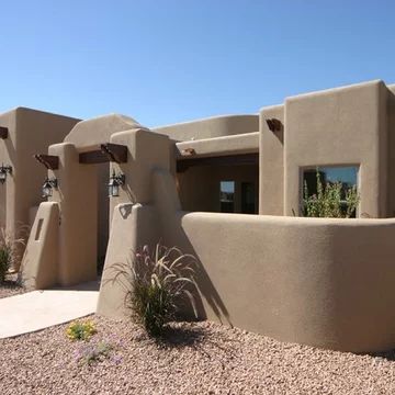 Santa Fe Style Homes Exterior, Pueblo Architecture, Modern Santa Fe Style, Santa Fe Style Homes, Super Adobe, Courtyard Wall, Southwest Living, Stucco Wall, Arched Doorway