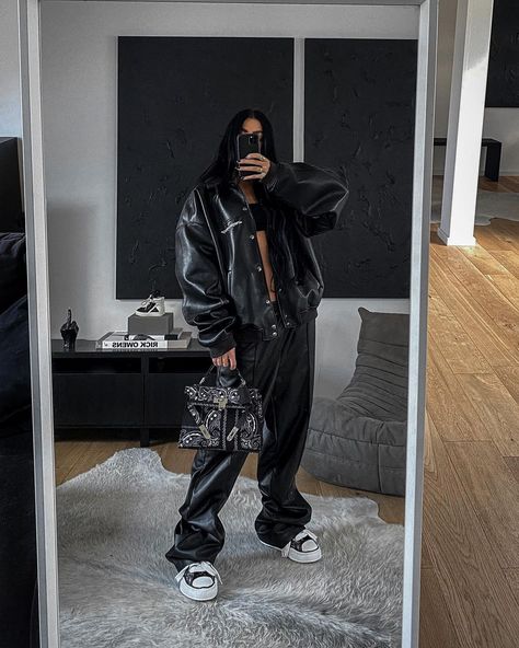 Kookcore Outfit, Baggy Outfit Ideas, All Black Fashion, Baggy Clothes, Video Photo, Fire Fits, Streetwear Fashion Women, Tomboy Fashion, Online Service