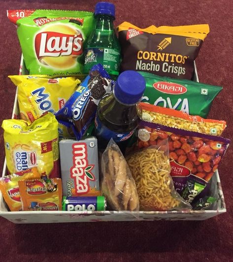 Snack Hampers Idea, Snacks Hamper Ideas, Snacks Gift Basket Ideas, Food Hamper Ideas, Room Hampers, Campus Fits, Hamper Diy, Hampers Idea, Room Basket