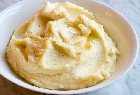 Easy Mashed Potatoes Recipe Mush Potatoes, Roasted Garlic Mashed Potatoes, Easy Mashed Potatoes, Fluffy Mashed Potatoes, Slow Cooker Roast, Holiday Side, Mashed Potato Recipes, Garlic Mashed, Creamy Garlic