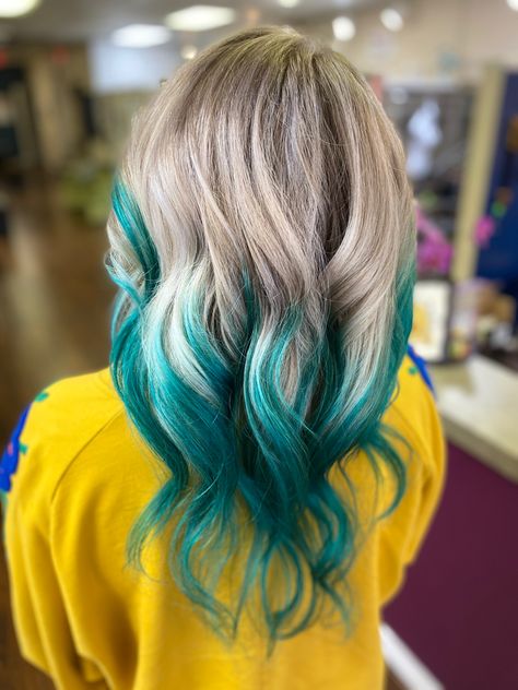 Turquoise blue ends, platinum blonde, ash blonde, balayage Turquoise Balayage, Blonde Mid Length, Olivia Hair, Green Hair Dye, Ash Blonde Balayage, Turquoise Hair, Pretty Hair Color, Colour Ideas, Dirty Blonde