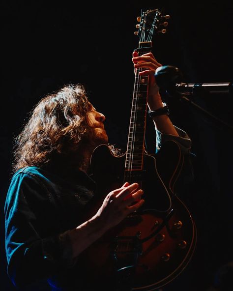 Andrew Hozier-Byrne (@hozier) | Instagram Hozier 2023, Hozier Guitar, Hozier Performing, Hozier Painting, Hozier Concert, Andrew Hozier, Bog Man, Irish Singers, Imaginary Boyfriend