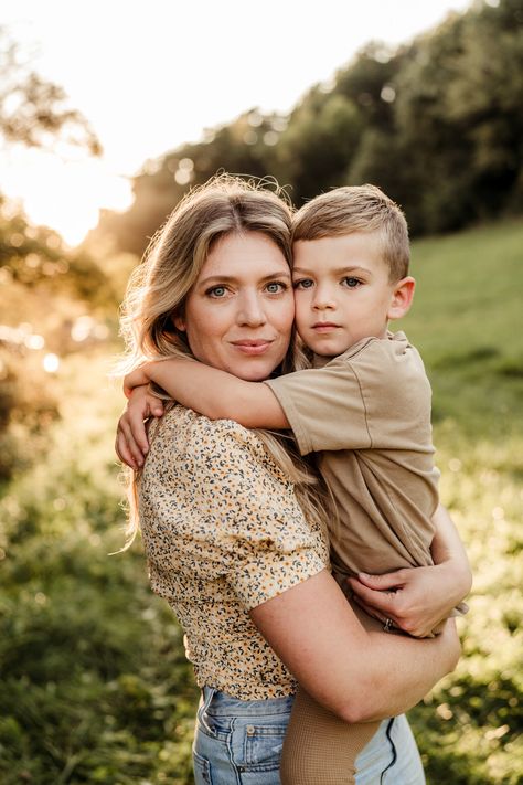 Poppy and Olive Photography Mom And Me Photos, Fall Photoshoot Family, Outdoor Family Photoshoot, Spring Picture, Fam Photos, Olive Photography, Pose Portrait, Cute Family Photos, Toddler Photoshoot