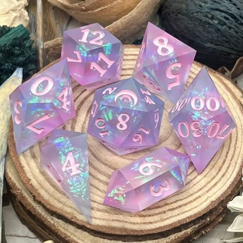 Dungeons And Dragons Aesthetic Dice, Pink Dungeons And Dragons, Dnd Aesthetic, Dice Ideas, Cool Dnd Dice, Pretty Dice, Dice Dragon, Dice Goblin, Dnd Crafts