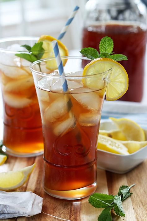 Try this classic Southern Sweet Tea recipe that is sugar-free. It's tasty, refreshing - AND has 0 calories, 0 net carbs, and 0 sugar. This is a low carb and keto sweet tea but can be enjoyed by all. Homemade Southern-style sweet tea is an easy drink recipe that is perfect year-round! #sweettea #southernsweettea #sweettearecipe #sweetteasouthern #sugarfree #lowcarb #keto #homemadesweettea Southern Sweet Tea Recipe, Best Sweet Tea, Mcdonalds Sweet Tea, Sweet Tea Recipe, Cold Brew Iced Tea, Sweet Tea Recipes, Classic Southern Recipes, Sugar Free Drinks, Making Iced Tea